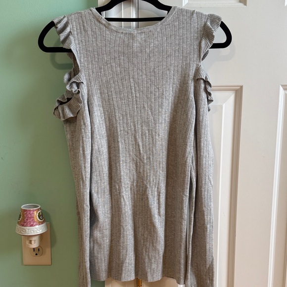 White House Black Market Gray Ruffled Sleeve Top - Picture 4 of 4